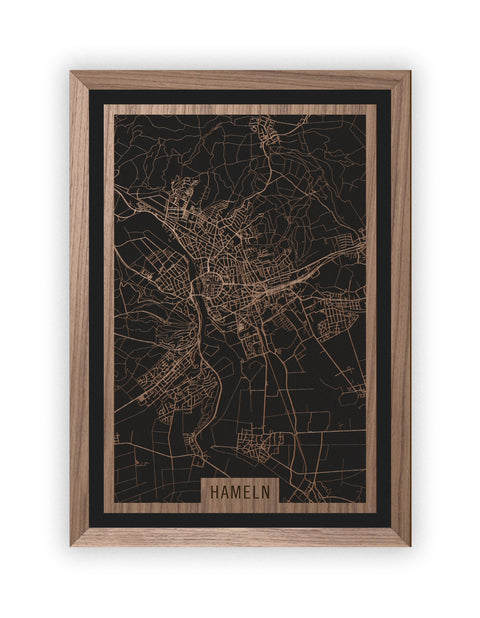 Stadtplan Hameln aus Holz – Wandbild in Nussbaum mit Rahmen