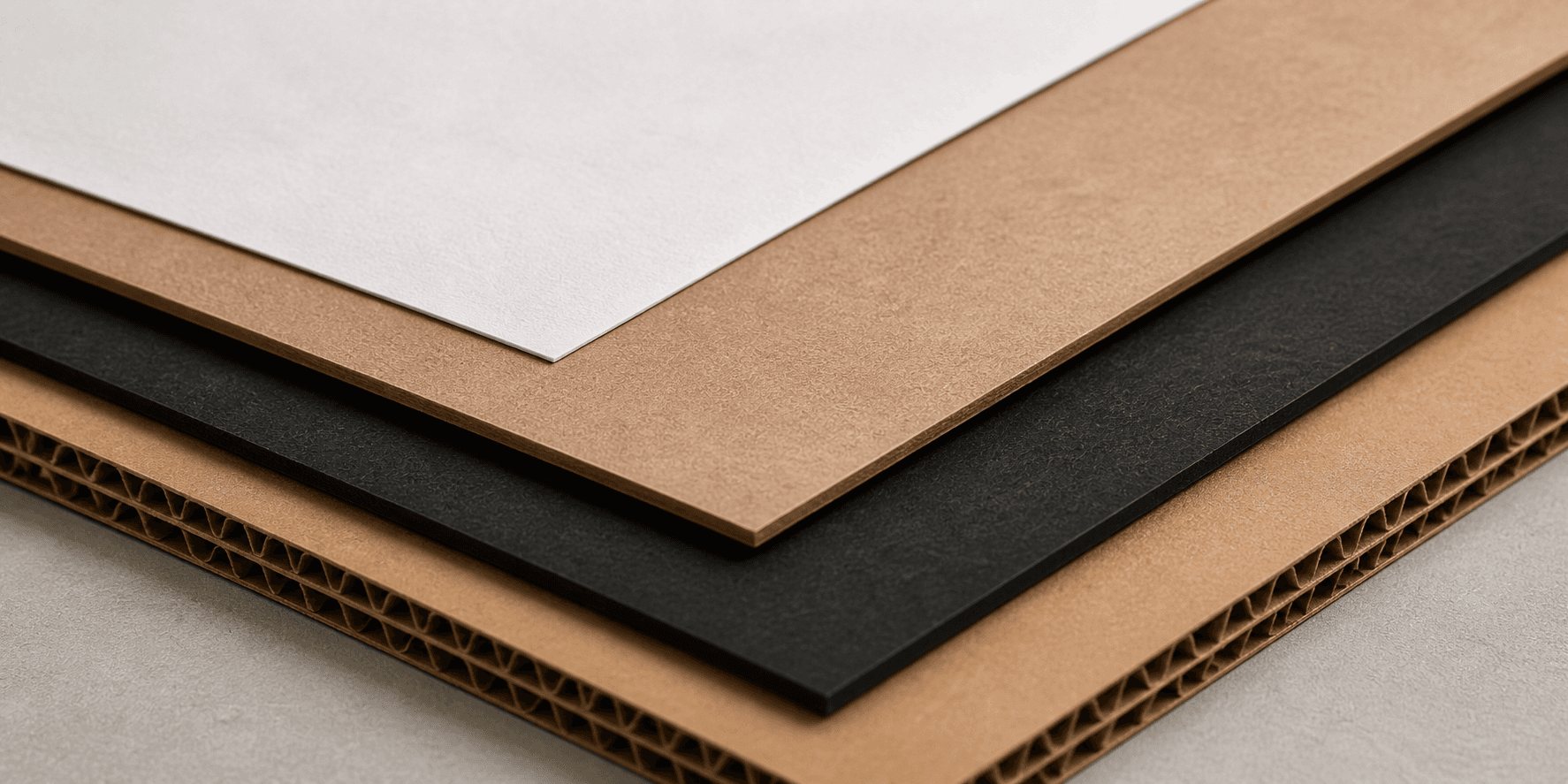 Gestapelte Papier-, Karton- und Wellpappenmaterialien