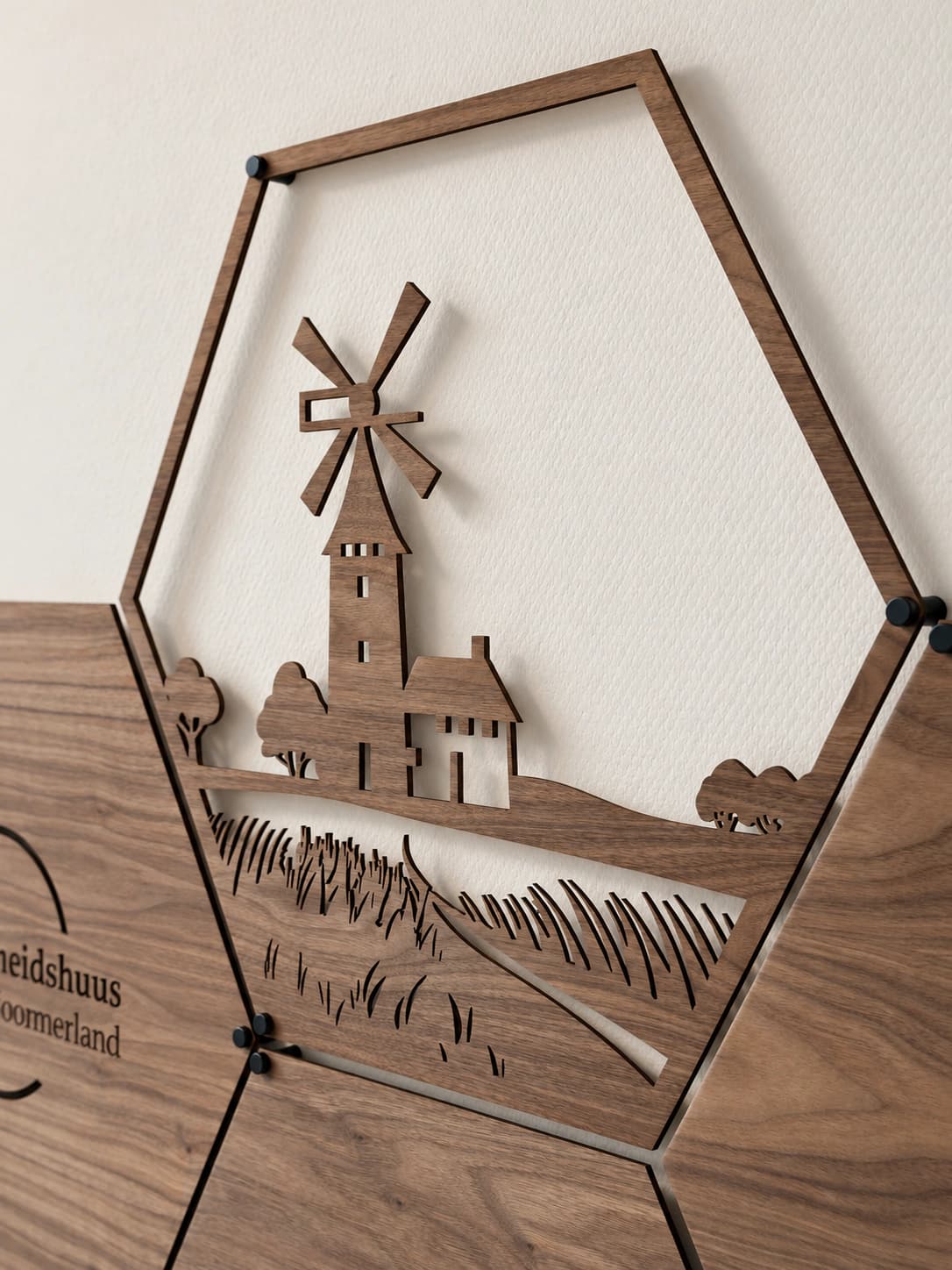 Sechseckiges Holzelement mit Windmühle und Landschaftsmotiv