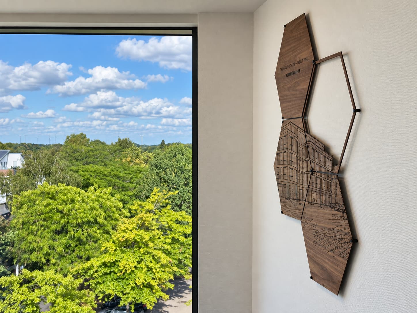 Gravierte Holz-Wandinstallation neben einem großen Fenster im Ärztehaus