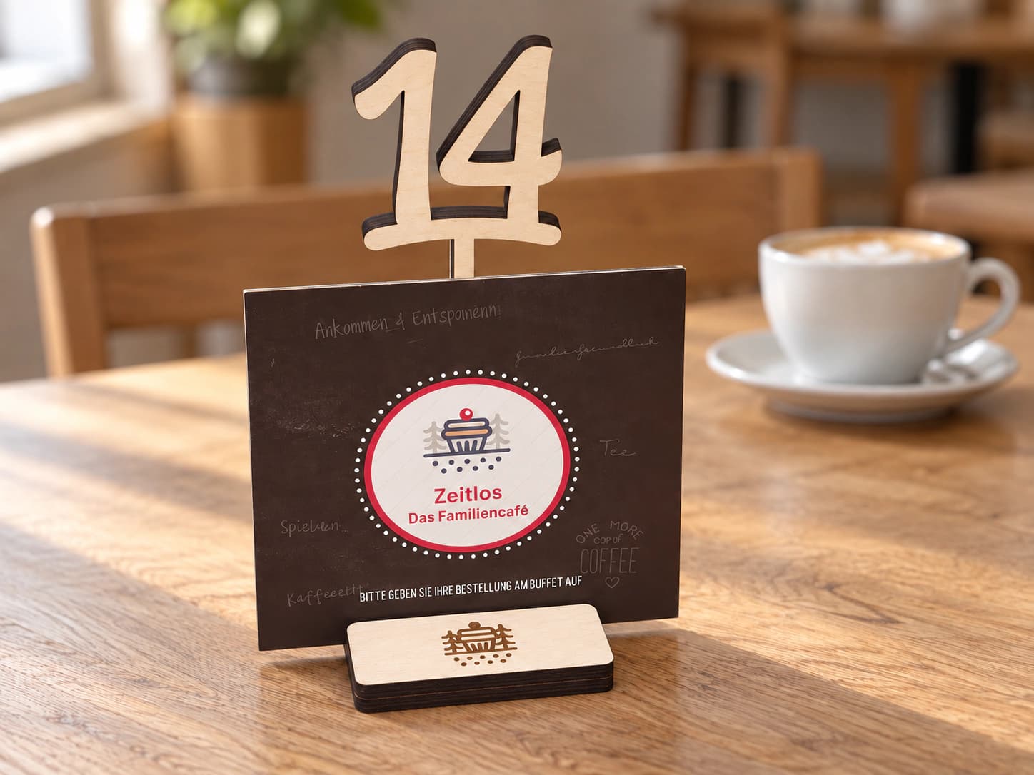 Tischaufsteller mit Nummer 14, Cafékarte und Kaffeetasse