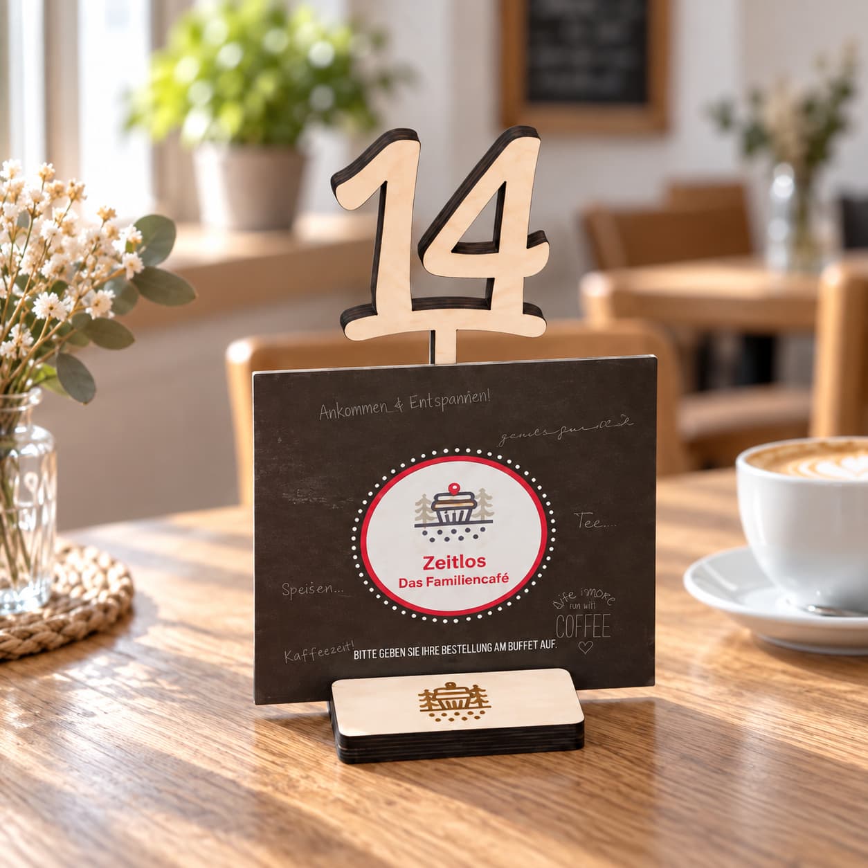 Tischaufsteller aus Holz mit Cafékarte und aufgesetzter Nummer 14