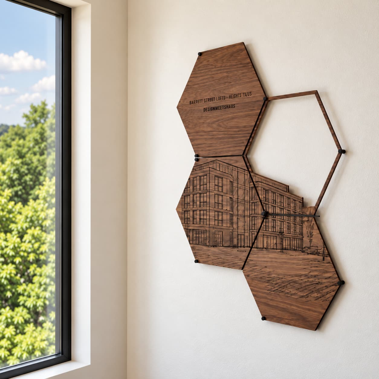 Wandgestaltung aus gravierten, sechseckigen Holzelementen neben einem Fenster